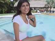 Mia Khalifa gefickt weiße Anal am Pool